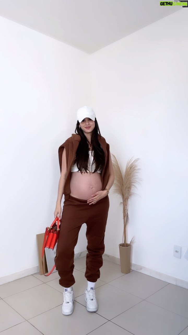 Glenda Loures Instagram - Agora sim temos uma barriga, já era hora, pq junho chegou (desesperos e surtos e ansiedades mas a gente finge que tá pleno)! E enquanto a mami consegue, os lookinhos virão 😂🤎🧡 Aprovada essa barriga de último mês de gestação e desse look esportista terroso?!