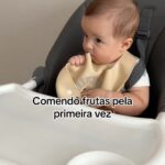 Glenda Loures Instagram - Com vocês, estreando no universo dos alimentos: Matteo, o sommelier de frutas!! • Qual a próxima fruta vcs querem que ele prove? • Um agradecimento especial à nossa pediatra @ped.com.amor por nos ajudar em todo processo da introdução alimentar ❤️