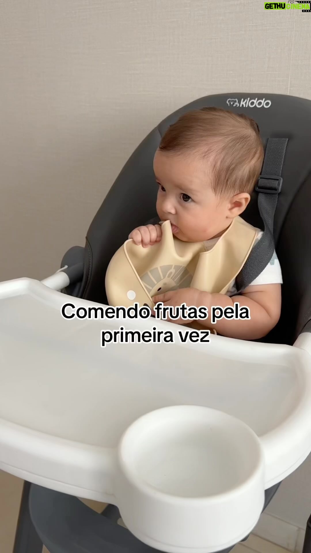 Glenda Loures Instagram - Com vocês, estreando no universo dos alimentos: Matteo, o sommelier de frutas!! • Qual a próxima fruta vcs querem que ele prove? • Um agradecimento especial à nossa pediatra @ped.com.amor por nos ajudar em todo processo da introdução alimentar ❤️