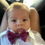 Glenda Loures Instagram - O photodump perfeito não exis… • Meu filho de gravata borboleta provavelmente vai ser a coisa mais linda que você vai ver hoje • Obrigada @flaviamurta_festas por esse terninho 💜