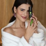 Glenda Loures Instagram - Quem me acompanha sabe que os produtos da Touti fazem parte do meu dia a dia e principalmente dos momentos de autocuidado. ✨ Eu amo a qualidade e o carinho que a marca tem com cada produto. E nesse Dia das Mães, que é um dia mega especial para mim, eu tenho uma dica super legal para quem quer surpreender a sua mãe ou preparar um presente para si mesma. 🥰 A @touticosmetics oferece a possibilidade de montar um kit personalizado com os seus produtos favoritos da marca. Você pode escolher os itens que mais ama e criar um presente único e cheio de carinho. 🤩 E o melhor: a Touti está com uma campanha exclusiva para o Dia das Mães. ✨ Confira no perfil da @touticosmetics as novidades e descontos imperdíveis. Aproveite essa oportunidade para experimentar novos produtos e demonstrar todo o seu amor nessa data tão especial. ❤️ #Publicidade