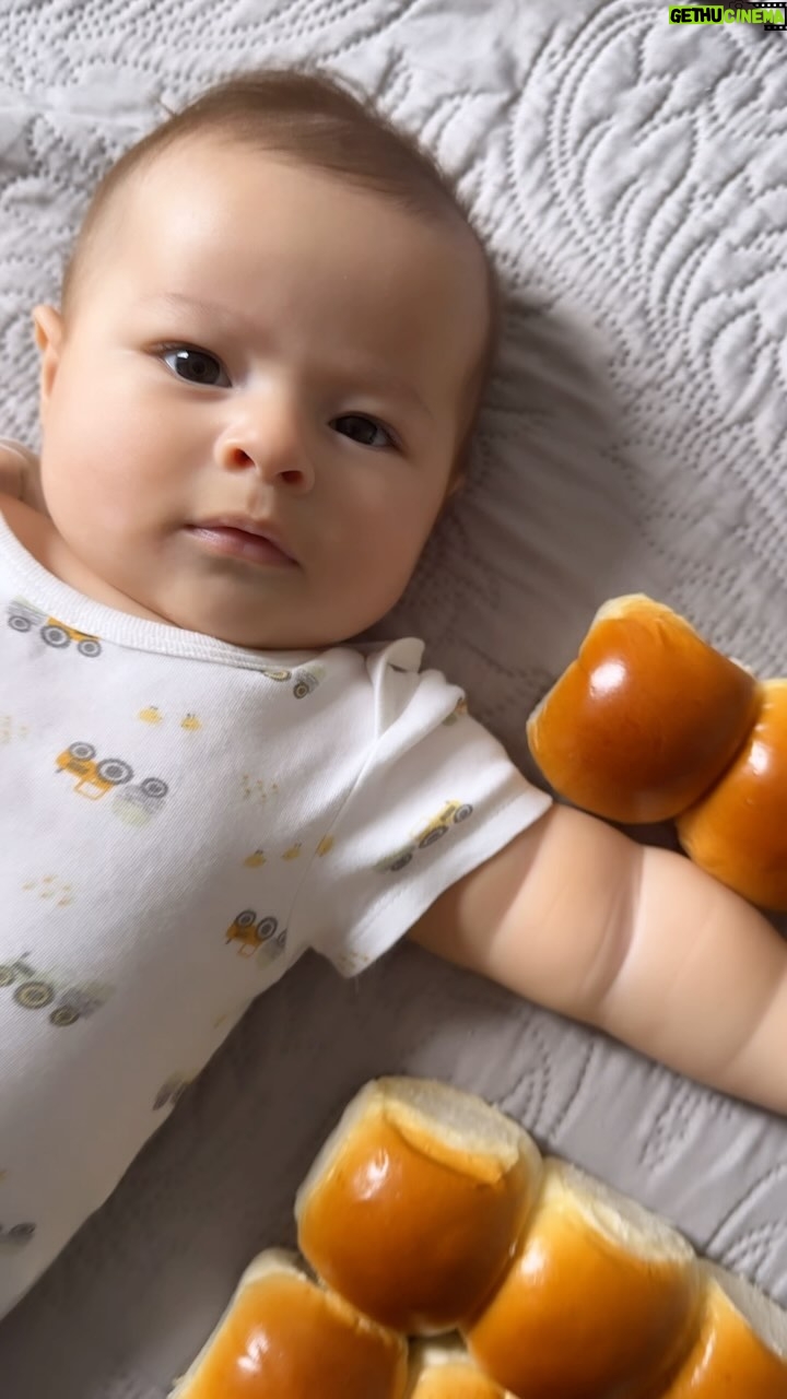 Glenda Loures Instagram - Alguém aceita um pãozinho aí? 😂👶🏻