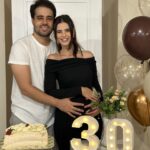 Glenda Loures Instagram - Não podíamos deixar passar em branco esse dia! Esse ano tem sido especial pra gente, e não faltam motivos pra comemorar! Eu te amo demais, meu amor. É uma honra poder comemorar essa data ao seu lado. Que essa nova fase da sua vida seja incrível, que Deus te abençoe, renove e realize os sonhos do seu coração. Se eu fosse colocar aqui todos os adjetivos pelos quais eu te amo, ficaria pra sempre escrevendo, mas você sabe. No off eu me declaro todos os dias, pq sei que sou abençoada por ter você como meu companheiro de vida! Eu, neneca e neneco te amamos! • Da sua maior fã 💙