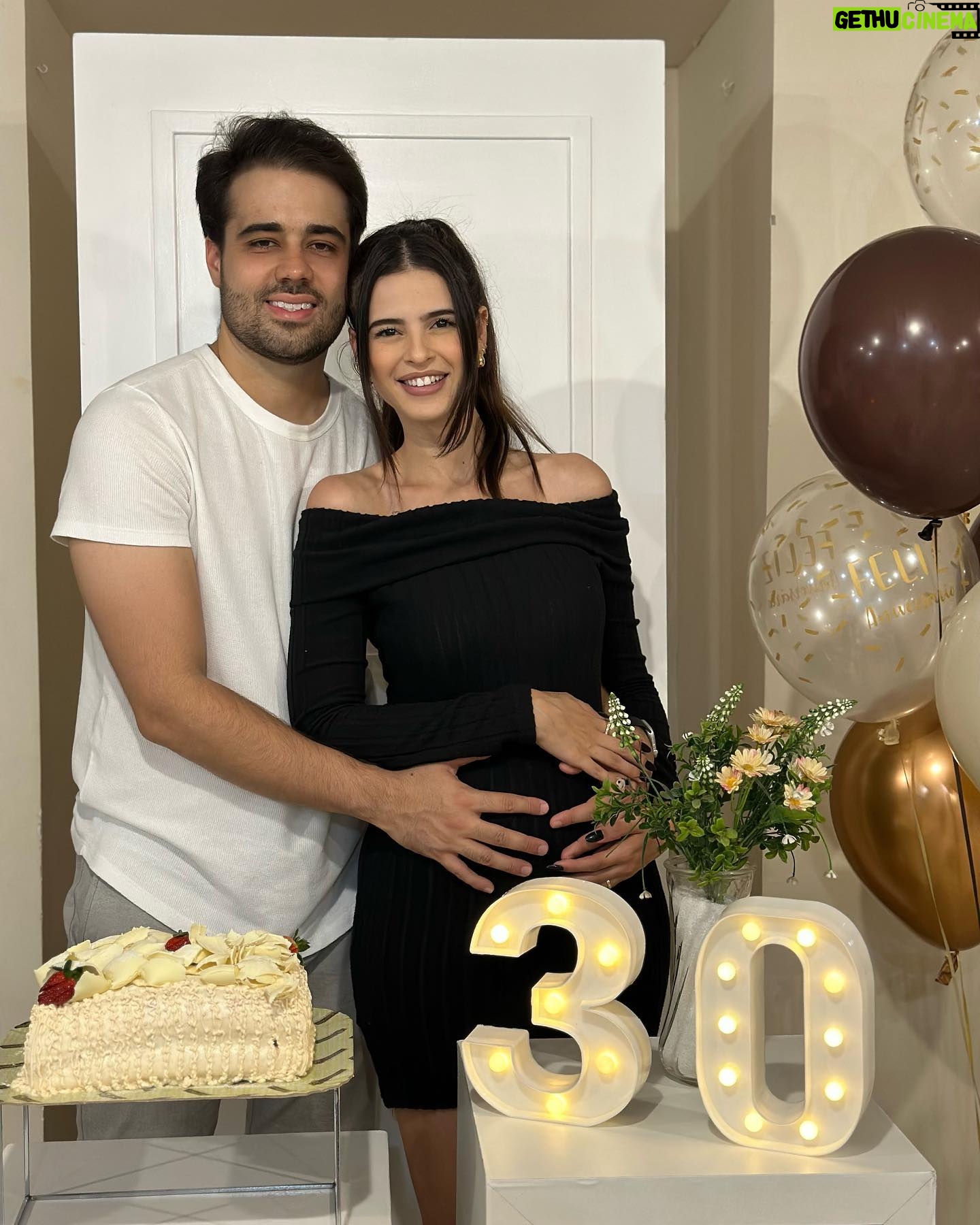 Glenda Loures Instagram - Não podíamos deixar passar em branco esse dia! Esse ano tem sido especial pra gente, e não faltam motivos pra comemorar! Eu te amo demais, meu amor. É uma honra poder comemorar essa data ao seu lado. Que essa nova fase da sua vida seja incrível, que Deus te abençoe, renove e realize os sonhos do seu coração. Se eu fosse colocar aqui todos os adjetivos pelos quais eu te amo, ficaria pra sempre escrevendo, mas você sabe. No off eu me declaro todos os dias, pq sei que sou abençoada por ter você como meu companheiro de vida! Eu, neneca e neneco te amamos! • Da sua maior fã 💙