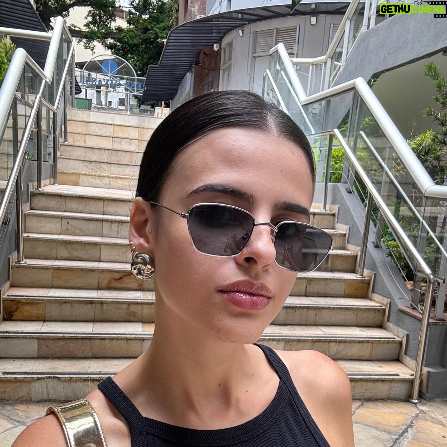 Glenda Loures Instagram - Look do dia pq nem só de bebê sobrevive esse feed 🕶️🤍