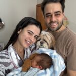 Glenda Loures Instagram – Finalmente em casa, família completa 💙🐶👶