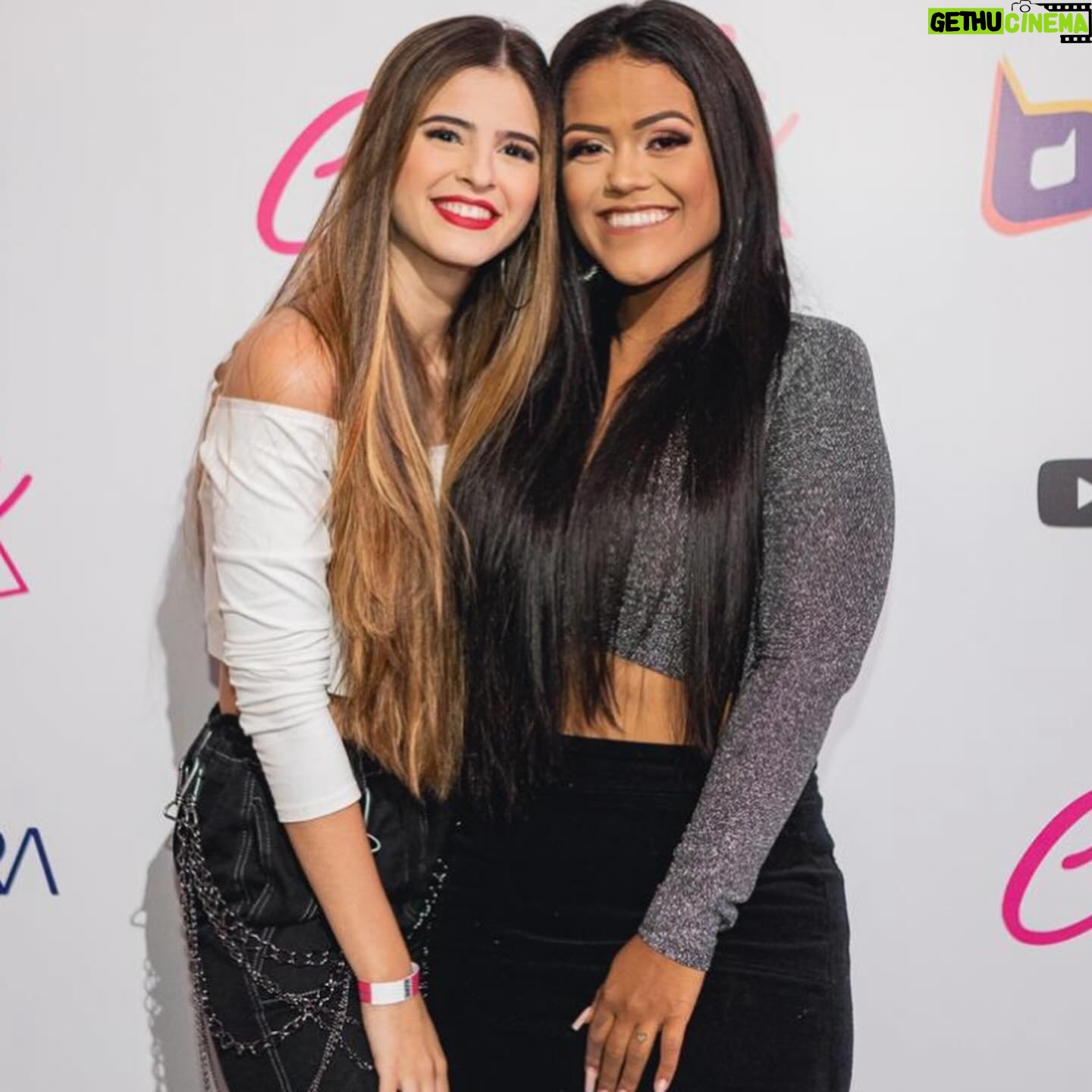 Glenda Loures - 186.5K Likes - Clichê demais falar que o aniversario é seu, mas a gente que ganha o presente, mas impossível não ser clichê. Sou abençoada por ter você na minha vida e meu desejo é que você tenha o ciclo mais maravilhoso da sua vida até então pq você merece as coisas mais incríveis do mundo 💙💪 Te amo, prima