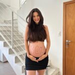 Glenda Loures Instagram - Registrando nossa entrada no oitavo mês com a famosa linha nigra nascendo!! Tamo quase família 🤰👶