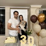 Glenda Loures Instagram - Não podíamos deixar passar em branco esse dia! Esse ano tem sido especial pra gente, e não faltam motivos pra comemorar! Eu te amo demais, meu amor. É uma honra poder comemorar essa data ao seu lado. Que essa nova fase da sua vida seja incrível, que Deus te abençoe, renove e realize os sonhos do seu coração. Se eu fosse colocar aqui todos os adjetivos pelos quais eu te amo, ficaria pra sempre escrevendo, mas você sabe. No off eu me declaro todos os dias, pq sei que sou abençoada por ter você como meu companheiro de vida! Eu, neneca e neneco te amamos! • Da sua maior fã 💙