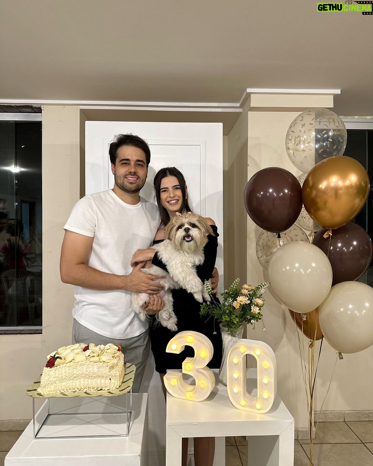 Glenda Loures Instagram - Não podíamos deixar passar em branco esse dia! Esse ano tem sido especial pra gente, e não faltam motivos pra comemorar! Eu te amo demais, meu amor. É uma honra poder comemorar essa data ao seu lado. Que essa nova fase da sua vida seja incrível, que Deus te abençoe, renove e realize os sonhos do seu coração. Se eu fosse colocar aqui todos os adjetivos pelos quais eu te amo, ficaria pra sempre escrevendo, mas você sabe. No off eu me declaro todos os dias, pq sei que sou abençoada por ter você como meu companheiro de vida! Eu, neneca e neneco te amamos! • Da sua maior fã 💙