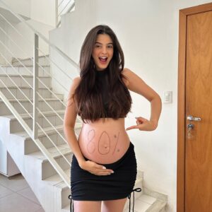 Glenda Loures Instagram - Registrando nossa entrada no oitavo mês com a famosa linha nigra nascendo!! Tamo quase família 🤰👶