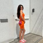 Glenda Loures Instagram - #outfitoftheday 🥕👛