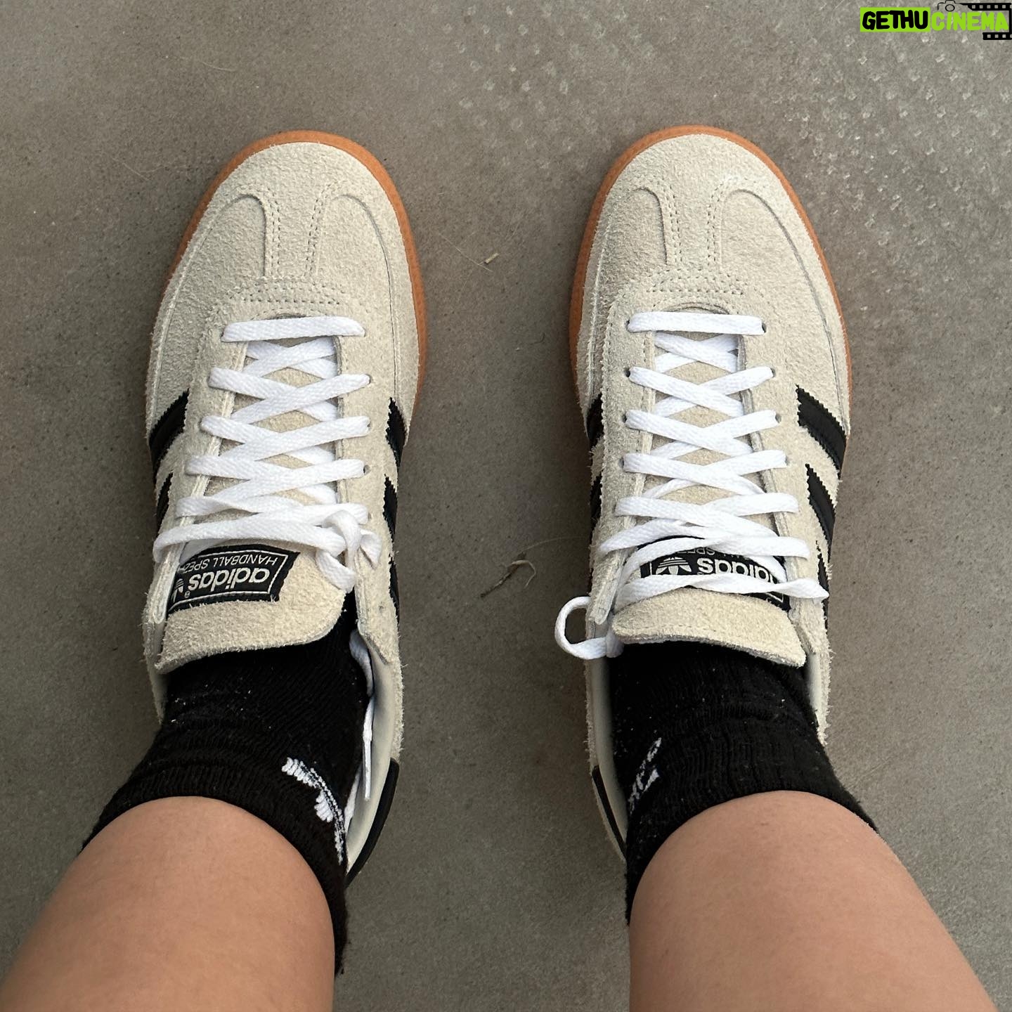 Glenda Loures Instagram - Vocês não sabiam mas eu jogo futebol 😂 Estreiando meu adidas hoje