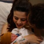 Glenda Loures Instagram – Relembrar o nascimento do Matteo é como reviver um dos dias mais importantes das nossas vidas! 🤍

Nós fizemos a coleta de células-tronco do Matteo junto com a @criogenesisbio e estou super feliz por esse parceiro tão especial estar comigo! 

As células-tronco possuem um enorme potencial terapêutico e podem ser encontradas no sangue e no tecido do cordão umbilical, no momento do parto, além da polpa de dente de leite. São inúmeros benefícios que a coleta pode trazer, vocês sabiam?! 

Já corre para o perfil de @criogenesisbio e conheçam mais!