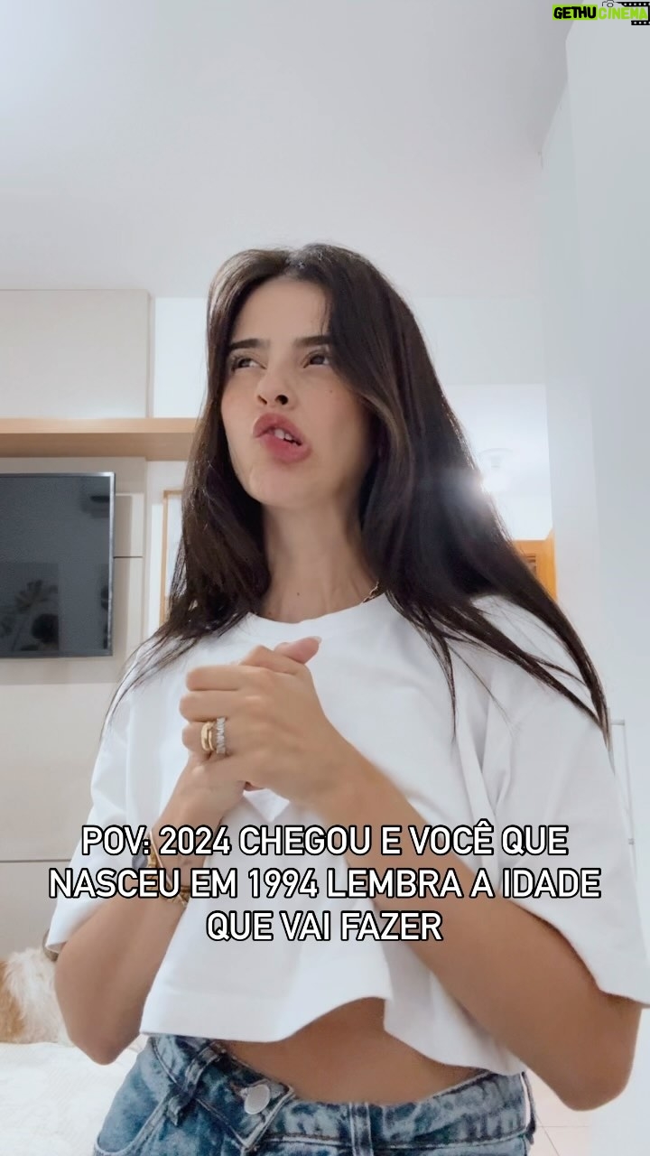 Glenda Loures Instagram - Cadê a galera de 94 que é jovem pra ser velha e velha pra ser jovem aí? 🤡