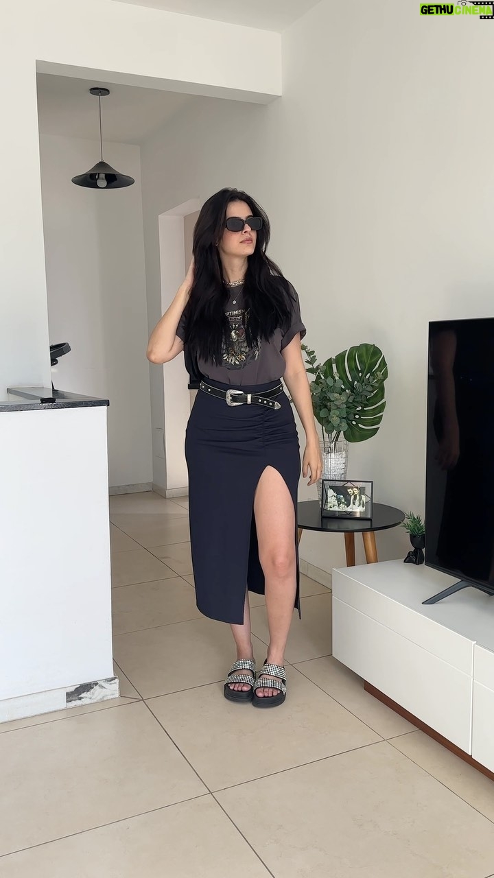 Glenda Loures Instagram - #OOTD Eu e minha tentativa de usar mais sandálias e menos tênis. Tá difícil, vou negar não, mas a gente vai encontrando looks pra elas. Aprovado?