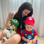 Glenda Loures Instagram - Tentei fazer a foto perfeita do Mário e Luigi, mas impossível colocar uma criança que não para quieta do lado de uma cachorra chata e tentar fazer ficar bom kkkkk • Enfim, fica aí o registro dos 8 meses com a dupla nada dinâmica 😂💙