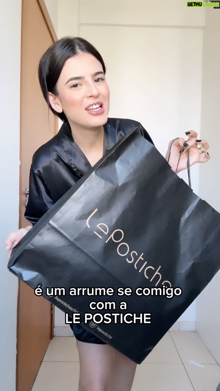 Glenda Loures Instagram - Conto com vocês para decidir meu look de hoje! Comenta aí o favorito de vocês! Não percam as bolsas incríveis no site da @lepostiche e não se esqueçam de aproveitar meu cupom de desconto: GLENDA20, válido tanto online quanto nas lojas físicas! 🖤 #Publi