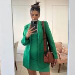 Glenda Loures Instagram - Tem dias que me sinto linda grávida, tem dias que me sinto feia. Muito feia. E tem dias que sinto tudo no mesmo dia. Hoje foi assim. Acordei, olhei pro Lucas e falei “to feia, não tô me reconhecendo”. Nosso corpo muda rápido demais, a mente não acompanha o processo. É curioso. E mesmo com todos os elogios dele, eu não consegui enxergar beleza. Coloquei meu blazer favorito e segui plena meu dia. Cheguei em casa e quando me olhei no espelho, tava me achando bonita outra vez hahahah. Conversei comigo mesma (amo fazer isso) e disse: Glenda, isso vai acontecer com mais frequência daqui pra frente. É a vida. É o processo. É a beleza de tudo isso”. Sorri, como que concordando com o que tinha acabado de falar pra mim mesma hahahaha. • E seguimos. (Deixar esse desabafo registrado pra me motivar da próxima vez que estiver pra baixo 💙)