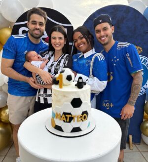 Glenda Loures Instagram - E nosso primeiro mesversario veio aí! A pergunta que não quer calar: Matteo vai ser Cruzeiro ou Galo? 
• 
Postei essa segunda foto só pra provar que ele não curtiu muito usar essa camisa não 😒