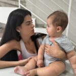 Glenda Loures Instagram - Dentre os dias incríveis, existem os dias difíceis, de estranhamento, chateação e vários outros sentimentos que uma mãe sempre sente. Hoje Matteo e eu nos estranhamos, nenhum dos dois tá no seu melhor dia. A introdução alimentar tá indo um pouco mais lenta do que eu esperava e hoje estressei até chorar depois dele recusar comer um ovo (sim, gente, chorei pq ele não comeu um ovo, coisa de mãe de primeira viagem). De manhã foi uma luta, mas de tarde me deu a alegria de comer um pêssego, como quem diz “calma, mamãe, tá tudo certo, tô descobrindo o mundo agora, algumas coisas são difíceis pra mim tbm, nunca comi nada antes”. Tudo tbm é novo pra mim. Nunca fui mãe antes. Terminamos o dia mais tranquilos, e assim seguimos nos amando, nos descobrindo nesse papel de mãe e filho e desbravando a maternidade 💙