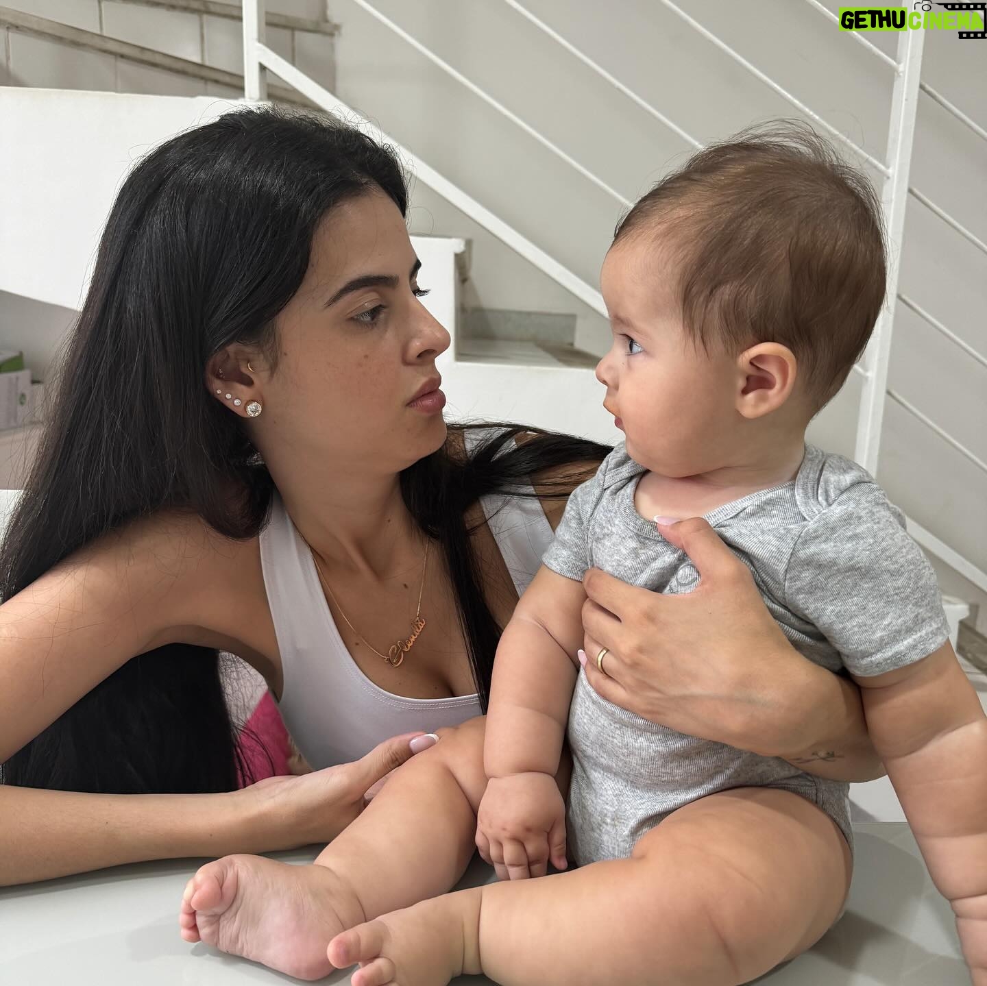 Glenda Loures Instagram - Dentre os dias incríveis, existem os dias difíceis, de estranhamento, chateação e vários outros sentimentos que uma mãe sempre sente. Hoje Matteo e eu nos estranhamos, nenhum dos dois tá no seu melhor dia. A introdução alimentar tá indo um pouco mais lenta do que eu esperava e hoje estressei até chorar depois dele recusar comer um ovo (sim, gente, chorei pq ele não comeu um ovo, coisa de mãe de primeira viagem). De manhã foi uma luta, mas de tarde me deu a alegria de comer um pêssego, como quem diz “calma, mamãe, tá tudo certo, tô descobrindo o mundo agora, algumas coisas são difíceis pra mim tbm, nunca comi nada antes”. Tudo tbm é novo pra mim. Nunca fui mãe antes. Terminamos o dia mais tranquilos, e assim seguimos nos amando, nos descobrindo nesse papel de mãe e filho e desbravando a maternidade 💙