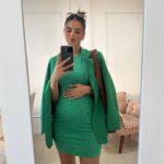 Glenda Loures Instagram - Tem dias que me sinto linda grávida, tem dias que me sinto feia. Muito feia. E tem dias que sinto tudo no mesmo dia. Hoje foi assim. Acordei, olhei pro Lucas e falei “to feia, não tô me reconhecendo”. Nosso corpo muda rápido demais, a mente não acompanha o processo. É curioso. E mesmo com todos os elogios dele, eu não consegui enxergar beleza. Coloquei meu blazer favorito e segui plena meu dia. Cheguei em casa e quando me olhei no espelho, tava me achando bonita outra vez hahahah. Conversei comigo mesma (amo fazer isso) e disse: Glenda, isso vai acontecer com mais frequência daqui pra frente. É a vida. É o processo. É a beleza de tudo isso”. Sorri, como que concordando com o que tinha acabado de falar pra mim mesma hahahaha. • E seguimos. (Deixar esse desabafo registrado pra me motivar da próxima vez que estiver pra baixo 💙)