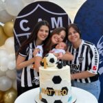 Glenda Loures Instagram - E nosso primeiro mesversario veio aí! A pergunta que não quer calar: Matteo vai ser Cruzeiro ou Galo? • Postei essa segunda foto só pra provar que ele não curtiu muito usar essa camisa não 😒