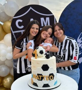 Glenda Loures Instagram - E nosso primeiro mesversario veio aí! A pergunta que não quer calar: Matteo vai ser Cruzeiro ou Galo? • Postei essa segunda foto só pra provar que ele não curtiu muito usar essa camisa não 😒