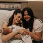 Glenda Loures Instagram - 14 de novembro • O dia da minha mãe, melhor amiga, pra muitos a tia Jac, e agora cumprindo de forma tão incrível o novo papel de vovó do Matteo. A pessoa mais animada que conheço, topa tudo, alma jovem e sempre disposta pra qualquer coisa hahah • Depois que virei mãe, meus olhos pra minha mãe mudaram muito. A gente começa a entender tanta coisa. E ter minha mãe comigo nesse momento da minha vida, é muito mais do que pedi a Deus. Além de cuidar do Matteo, ela nunca esqueceu de cuidar de mim, como tem feito com tanto amor ao longo dos meus 29 anos. • Mae, te amo demais, obrigada por tanto. Que seu dia seja maravilhoso como você é. Deus foi bom comigo me dando você ❤️🎉🎂 • Aproveita seu dia 😍😍😍