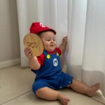 Glenda Loures Instagram - Tentei fazer a foto perfeita do Mário e Luigi, mas impossível colocar uma criança que não para quieta do lado de uma cachorra chata e tentar fazer ficar bom kkkkk • Enfim, fica aí o registro dos 8 meses com a dupla nada dinâmica 😂💙