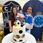 Glenda Loures Instagram - E nosso primeiro mesversario veio aí! A pergunta que não quer calar: Matteo vai ser Cruzeiro ou Galo? • Postei essa segunda foto só pra provar que ele não curtiu muito usar essa camisa não 😒