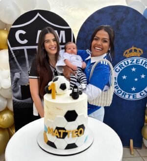 Glenda Loures Instagram - E nosso primeiro mesversario veio aí! A pergunta que não quer calar: Matteo vai ser Cruzeiro ou Galo? 
• 
Postei essa segunda foto só pra provar que ele não curtiu muito usar essa camisa não 😒