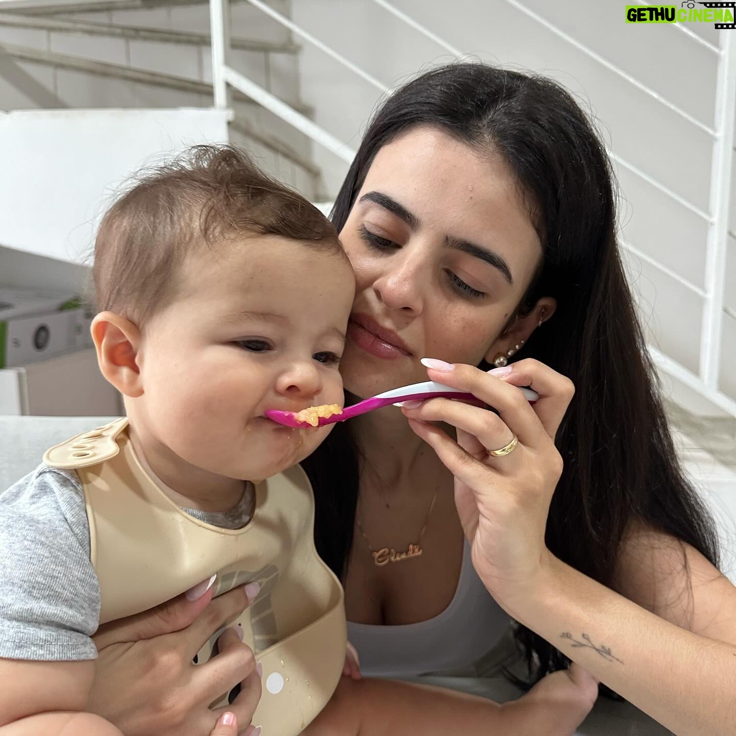 Glenda Loures Instagram - Dentre os dias incríveis, existem os dias difíceis, de estranhamento, chateação e vários outros sentimentos que uma mãe sempre sente. Hoje Matteo e eu nos estranhamos, nenhum dos dois tá no seu melhor dia. A introdução alimentar tá indo um pouco mais lenta do que eu esperava e hoje estressei até chorar depois dele recusar comer um ovo (sim, gente, chorei pq ele não comeu um ovo, coisa de mãe de primeira viagem). De manhã foi uma luta, mas de tarde me deu a alegria de comer um pêssego, como quem diz “calma, mamãe, tá tudo certo, tô descobrindo o mundo agora, algumas coisas são difíceis pra mim tbm, nunca comi nada antes”. Tudo tbm é novo pra mim. Nunca fui mãe antes. Terminamos o dia mais tranquilos, e assim seguimos nos amando, nos descobrindo nesse papel de mãe e filho e desbravando a maternidade 💙