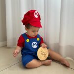 Glenda Loures Instagram - Tentei fazer a foto perfeita do Mário e Luigi, mas impossível colocar uma criança que não para quieta do lado de uma cachorra chata e tentar fazer ficar bom kkkkk • Enfim, fica aí o registro dos 8 meses com a dupla nada dinâmica 😂💙