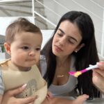 Glenda Loures Instagram - Dentre os dias incríveis, existem os dias difíceis, de estranhamento, chateação e vários outros sentimentos que uma mãe sempre sente. Hoje Matteo e eu nos estranhamos, nenhum dos dois tá no seu melhor dia. A introdução alimentar tá indo um pouco mais lenta do que eu esperava e hoje estressei até chorar depois dele recusar comer um ovo (sim, gente, chorei pq ele não comeu um ovo, coisa de mãe de primeira viagem). De manhã foi uma luta, mas de tarde me deu a alegria de comer um pêssego, como quem diz “calma, mamãe, tá tudo certo, tô descobrindo o mundo agora, algumas coisas são difíceis pra mim tbm, nunca comi nada antes”. Tudo tbm é novo pra mim. Nunca fui mãe antes. Terminamos o dia mais tranquilos, e assim seguimos nos amando, nos descobrindo nesse papel de mãe e filho e desbravando a maternidade 💙