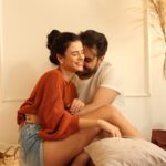 Glenda Loures Instagram – Relacionamento, pra mim, talvez seja a área mais delicada da nossa vida. No dia que você entende que estar com a pessoa certa te faz voar e chegar em lugares inimagináveis, e estar com a pessoa errada tá traz consequências desastrosas, você começa a se respeitar e respeitar o tempo certo pras coisas acontecerem.
•
Se hoje, no dia dos namorados, você tem alguém pra comemorar, comemore mesmo. Celebre junto, curta, e diga o quanto essa pessoa é importante pra você. Não deixe essa data passar em branco. Relacionamentos duradouros são construídos com pequenas demonstrações diárias de afeto e carinho.
•
Se hoje você está solteiro, curta sua solteirice com sabedoria e entenda que a frase “é melhor estar só, do que mal acompanhado” faz sentido demais na vida. Não entre em furada só pra estar com alguém, se curta e se valorize pq uma hora a pessoa certa chega.
•
E feliz dia pro meu eterno namorado, por quem sou apaixonada desde os 17 anos 💕