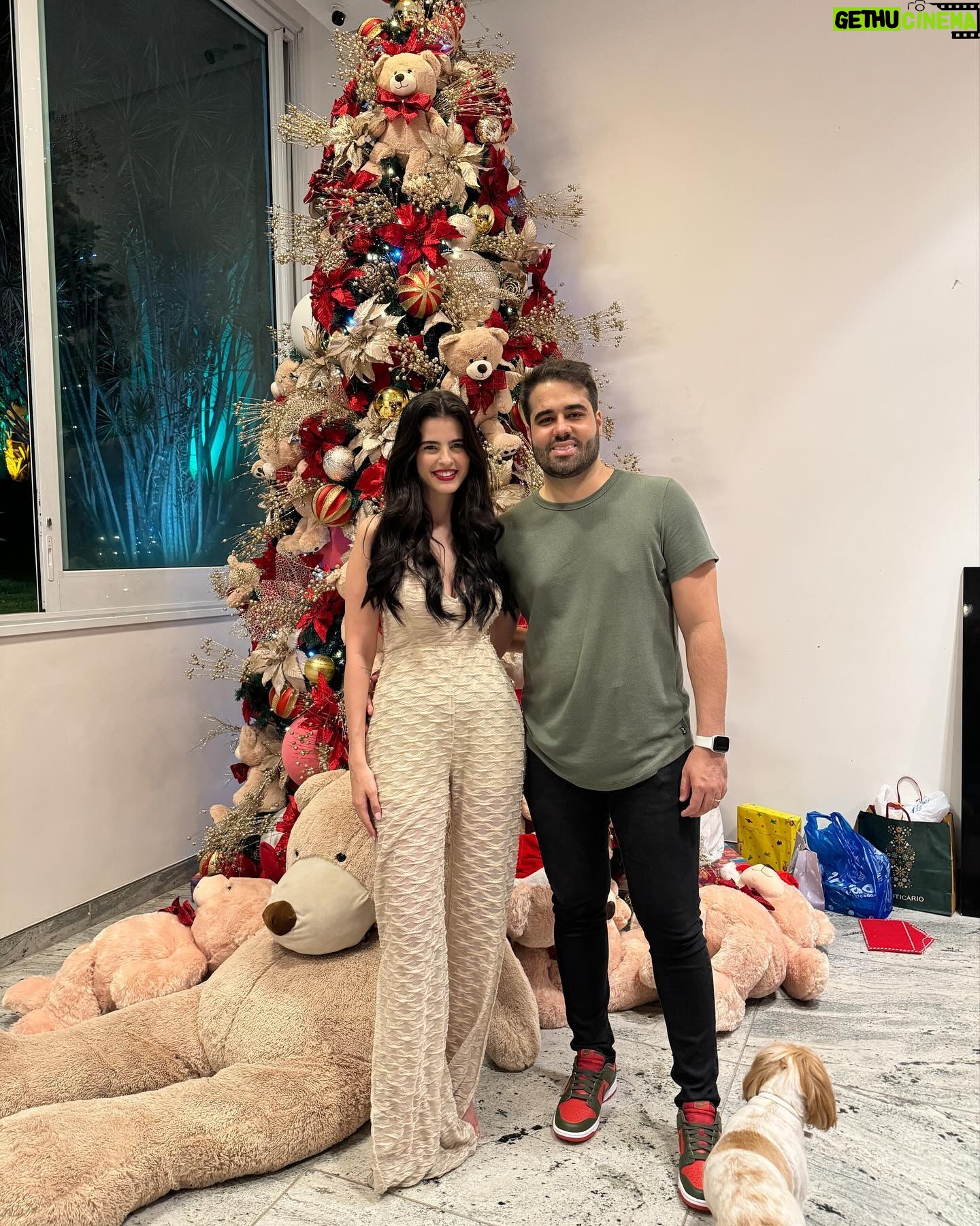 Glenda Loures Instagram - Feliz Natal, pessoal! Que nesse dia o lar de todos vocês seja repleto de amor 🎄❤️