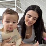 Glenda Loures Instagram - Dentre os dias incríveis, existem os dias difíceis, de estranhamento, chateação e vários outros sentimentos que uma mãe sempre sente. Hoje Matteo e eu nos estranhamos, nenhum dos dois tá no seu melhor dia. A introdução alimentar tá indo um pouco mais lenta do que eu esperava e hoje estressei até chorar depois dele recusar comer um ovo (sim, gente, chorei pq ele não comeu um ovo, coisa de mãe de primeira viagem). De manhã foi uma luta, mas de tarde me deu a alegria de comer um pêssego, como quem diz “calma, mamãe, tá tudo certo, tô descobrindo o mundo agora, algumas coisas são difíceis pra mim tbm, nunca comi nada antes”. Tudo tbm é novo pra mim. Nunca fui mãe antes. Terminamos o dia mais tranquilos, e assim seguimos nos amando, nos descobrindo nesse papel de mãe e filho e desbravando a maternidade 💙