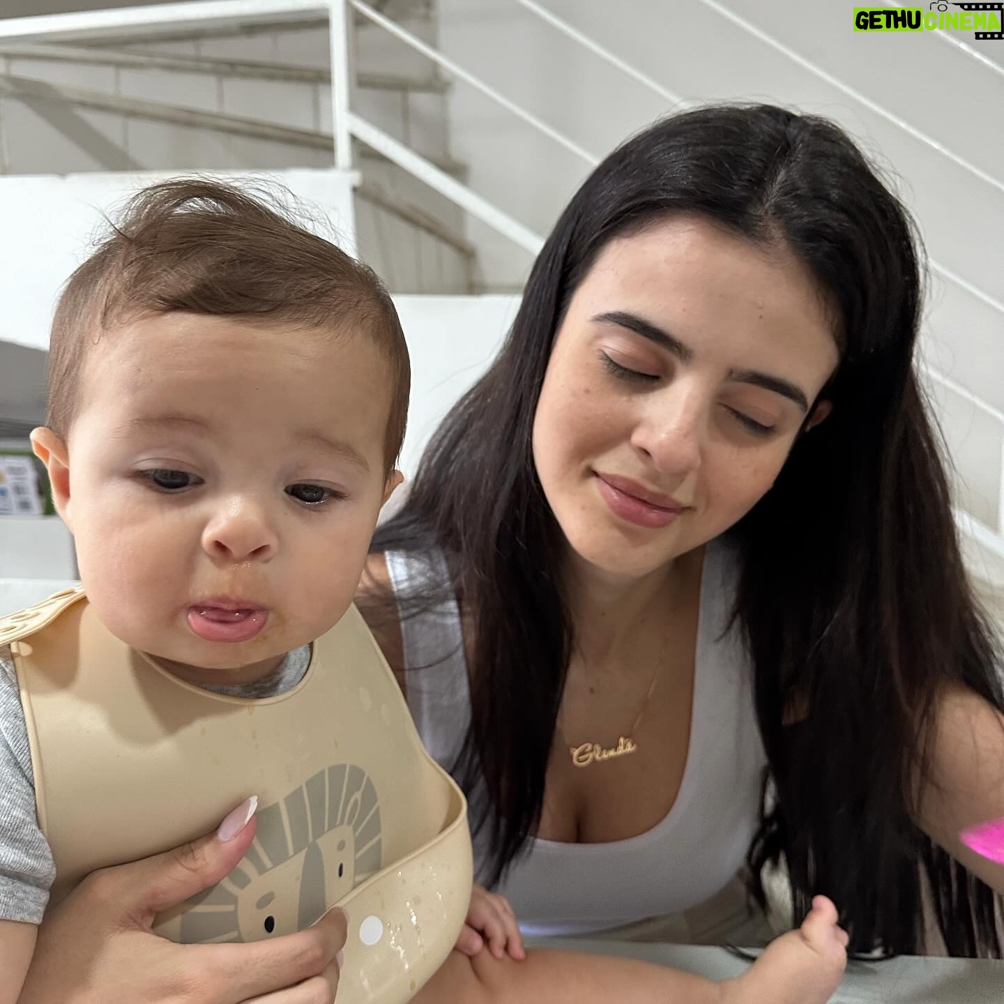Glenda Loures Instagram - Dentre os dias incríveis, existem os dias difíceis, de estranhamento, chateação e vários outros sentimentos que uma mãe sempre sente. Hoje Matteo e eu nos estranhamos, nenhum dos dois tá no seu melhor dia. A introdução alimentar tá indo um pouco mais lenta do que eu esperava e hoje estressei até chorar depois dele recusar comer um ovo (sim, gente, chorei pq ele não comeu um ovo, coisa de mãe de primeira viagem). De manhã foi uma luta, mas de tarde me deu a alegria de comer um pêssego, como quem diz “calma, mamãe, tá tudo certo, tô descobrindo o mundo agora, algumas coisas são difíceis pra mim tbm, nunca comi nada antes”. Tudo tbm é novo pra mim. Nunca fui mãe antes. Terminamos o dia mais tranquilos, e assim seguimos nos amando, nos descobrindo nesse papel de mãe e filho e desbravando a maternidade 💙