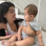 Glenda Loures Instagram - Dentre os dias incríveis, existem os dias difíceis, de estranhamento, chateação e vários outros sentimentos que uma mãe sempre sente. Hoje Matteo e eu nos estranhamos, nenhum dos dois tá no seu melhor dia. A introdução alimentar tá indo um pouco mais lenta do que eu esperava e hoje estressei até chorar depois dele recusar comer um ovo (sim, gente, chorei pq ele não comeu um ovo, coisa de mãe de primeira viagem). De manhã foi uma luta, mas de tarde me deu a alegria de comer um pêssego, como quem diz “calma, mamãe, tá tudo certo, tô descobrindo o mundo agora, algumas coisas são difíceis pra mim tbm, nunca comi nada antes”. Tudo tbm é novo pra mim. Nunca fui mãe antes. Terminamos o dia mais tranquilos, e assim seguimos nos amando, nos descobrindo nesse papel de mãe e filho e desbravando a maternidade 💙