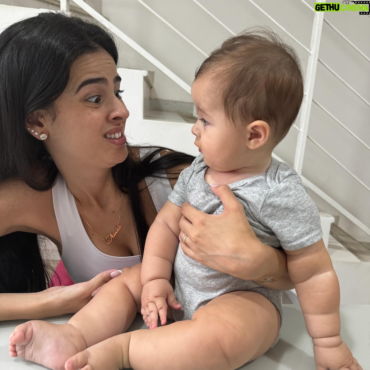 Glenda Loures Instagram - Dentre os dias incríveis, existem os dias difíceis, de estranhamento, chateação e vários outros sentimentos que uma mãe sempre sente. Hoje Matteo e eu nos estranhamos, nenhum dos dois tá no seu melhor dia. A introdução alimentar tá indo um pouco mais lenta do que eu esperava e hoje estressei até chorar depois dele recusar comer um ovo (sim, gente, chorei pq ele não comeu um ovo, coisa de mãe de primeira viagem). De manhã foi uma luta, mas de tarde me deu a alegria de comer um pêssego, como quem diz “calma, mamãe, tá tudo certo, tô descobrindo o mundo agora, algumas coisas são difíceis pra mim tbm, nunca comi nada antes”. Tudo tbm é novo pra mim. Nunca fui mãe antes. Terminamos o dia mais tranquilos, e assim seguimos nos amando, nos descobrindo nesse papel de mãe e filho e desbravando a maternidade 💙