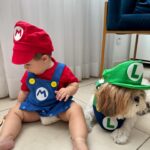 Glenda Loures Instagram - Tentei fazer a foto perfeita do Mário e Luigi, mas impossível colocar uma criança que não para quieta do lado de uma cachorra chata e tentar fazer ficar bom kkkkk • Enfim, fica aí o registro dos 8 meses com a dupla nada dinâmica 😂💙