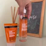Glenda Loures Instagram – Vocês sabiam que @neutrogenabr tem uma linha de limpeza para pele acneica?

A linha Acne Proofing é maravilhosa, ela tem máxima concentração de ácido salicílico e não agride a barreira da pele! Gente, e tem um cheirinho delicioso, a pele fica tudooo 🧡✨

O Gel de Limpeza é indicado para o uso diário, ele reduz e previne cravos e espinhas, limpando profundamente a pele. Já o Esfoliante desobstrui os poros e remove o excesso de sebo ao mesmo tempo que não agride a barreira natural da pele, a recomendação é usar até 2x na semana.

E ó sempre consulte seu dermatologista antes de usar, viu?

#Publicidade