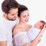 Glenda Loures Instagram – Esses dias, em uma das madrugadas acordada, fiquei tentando escrever um pouco meus sentimentos diante do turbilhão de emoções e experiências vividos nos últimos meses e dias. Ainda não encontrei uma palavra que defina todo o universo da maternidade. Mas é uma mudança tão avassaladora, intensa e maravilhosa, que é impossível não sair uma pessoa diferente. 
•
Essa mudança abrupta trouxe em mim sentimentos variados. Nesse quase um mês, eu chorei de alegria, chorei de medo, chorei de culpa pq me senti uma péssima mãe, chorei pq queria dormir uma noite inteira (😂), depois chorei de gratidão a Deus por ter me permitido viver tudo que tenho vivido. 
•
Mesmo diante dos desafios, o processo do nascimento de um filho e de uma mãe e pai, é lindo. Desafiador, e lindo. E hoje, há umas duas horas atrás, Matteo olhou pra mim, no fundo dos meus olhos, e sorriu pela primeira vez quando chamei o nome dele. Não sei explicar, mas parece que minha vida toda eu esperei por esse momento. Que sentimento indescritível.
•
Seguimos nessa aventura linda e com o coração grato à Deus pela minha família, o bem mais precioso que tenho 💙