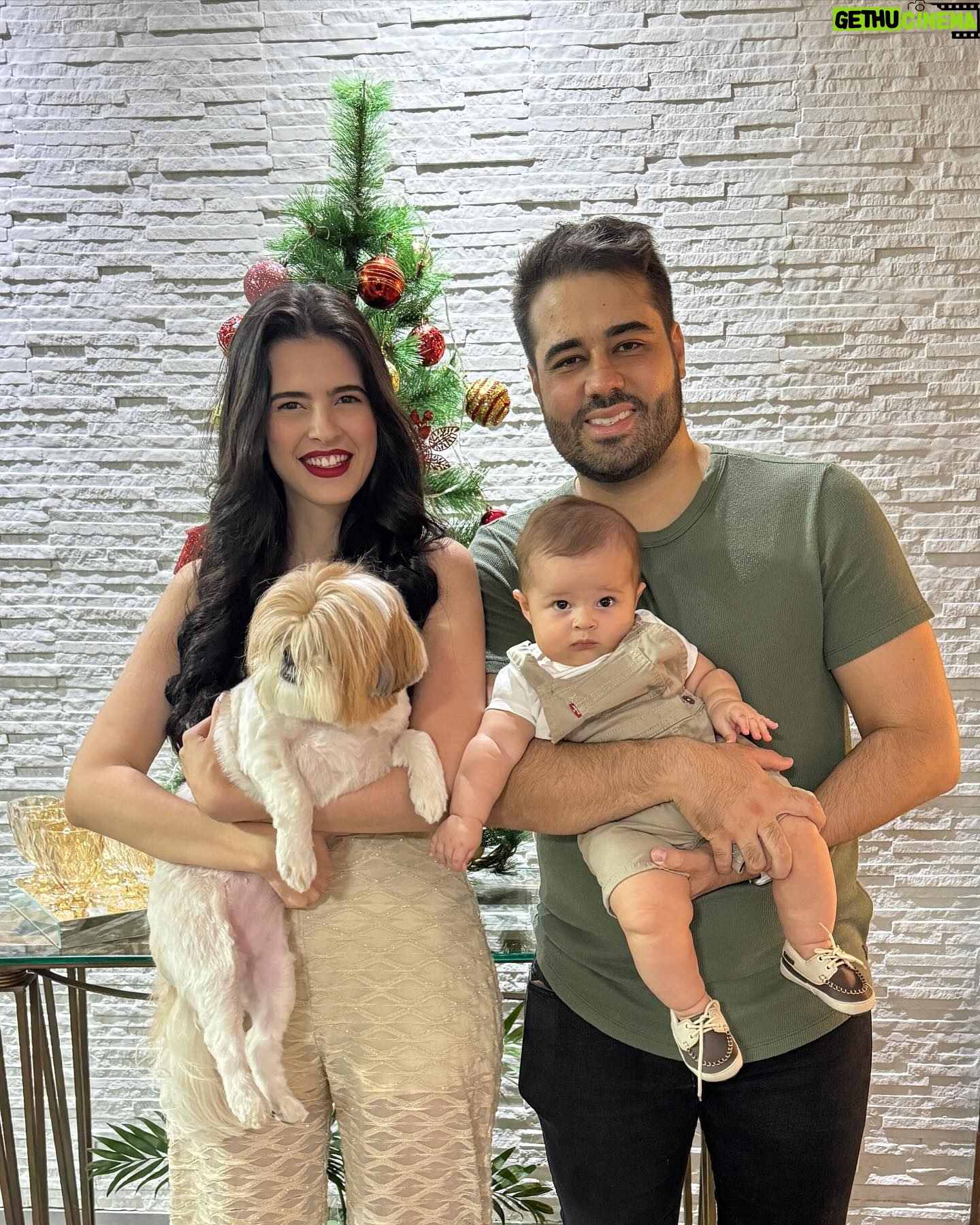 Glenda Loures Instagram - Feliz Natal, pessoal! Que nesse dia o lar de todos vocês seja repleto de amor 🎄❤️