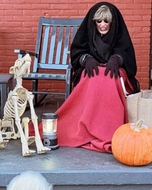 Glenn Close Instagram - HAPPY HALLOWEEN 🎃 🎃🐾🎃🐾👻🤖
I sat like this for about 15 minutes, feeling a little silly, but thinking that maybe some little kids would come by while was still light. Cars went by. I was a tableau vivant and could have stayed there but...decided to make some popcorn and watch The Birdcage. 
#halloween #halloweencostumes 
#dogshalloween #pumkincarving #halloweencandy