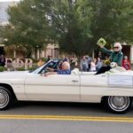 Glenn Close Instagram – And TODAY we were the Grand Marshals in the HOMECOMING PARADE! 
@william_and_mary 
#williamandmaryhomecoming #dogsinparades @colonialwmsburg #colonialwilliamsburg