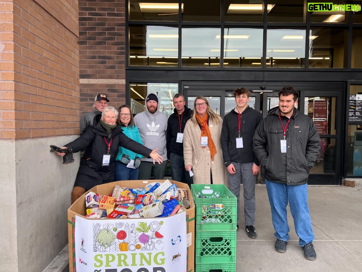 Glenn Close Instagram - Had great fun this morning volunteering for the GALLATIN VALLEY FOOD BANK. Thank you so much for all the generous donations across the valley. Every can of tuna, box of spaghetti or bag of oranges counts. #gallatinvalleyfoodbank #community #communityspirit