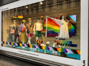 Glenn Close Instagram - Helsinki takes pride in PRIDE. There are flags everywhere. I find it inspiring and comforting to be in a country where the majority embraces and celebrates diversity. I choose to believe that the majority of Americans feel the same. Funny...I feel less anxious here. 

#finland 
#finland_photolovers #finlandnature 
#worldpride2023 
@helsinkipride
